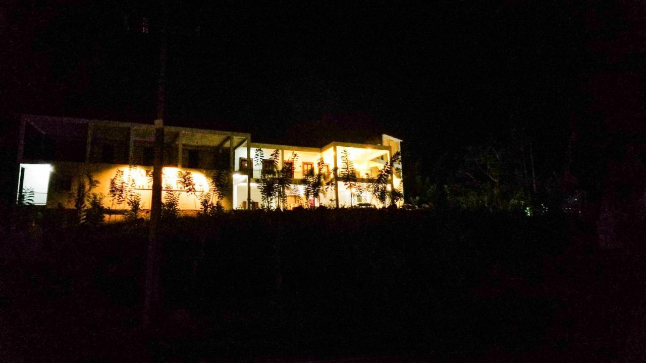 Akoya Pearl Hotell Ratnapura Exteriör bild