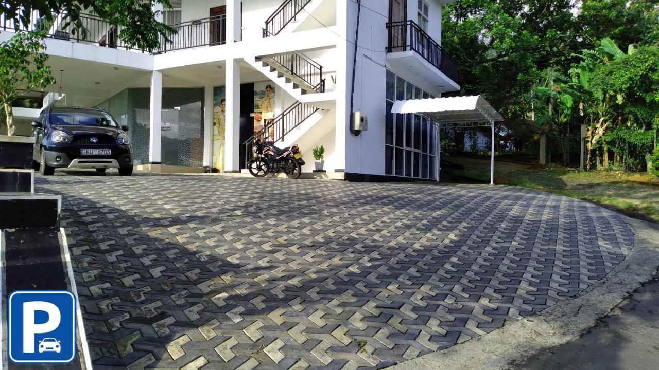 Akoya Pearl Hotell Ratnapura Exteriör bild